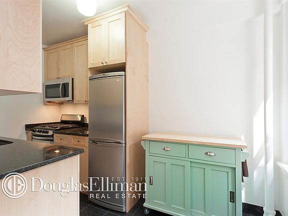 4th image of 25 E 10th St APT 6d