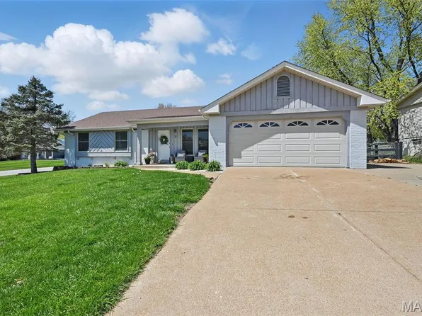 2 Suncrest Dr, Saint Peters, MO 63376