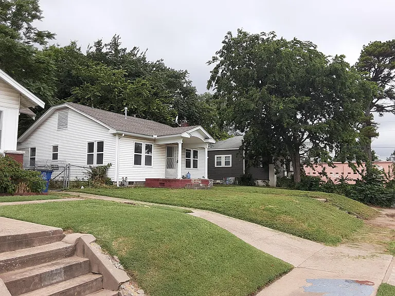 1120 S Gary Pl — Photo 3