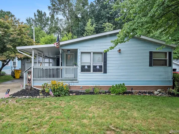 3071 E Bay Dr, Fenton, MI 48430
