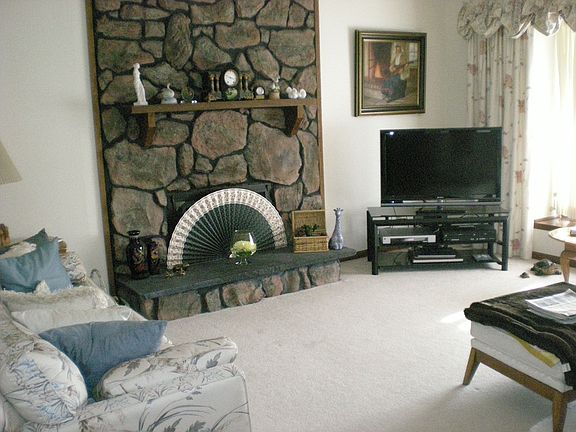 Living Room/Fireplace