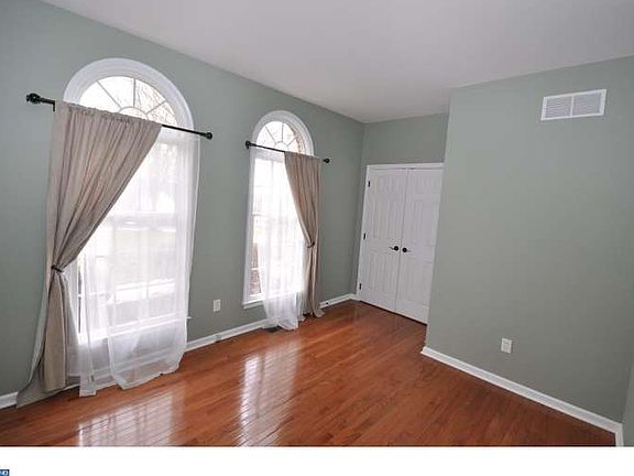 4th image of 824 Tremont Dr