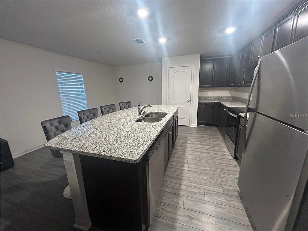 4 bed, 2.0 bath, 1852 sqft, $2,000 — Photo 4
