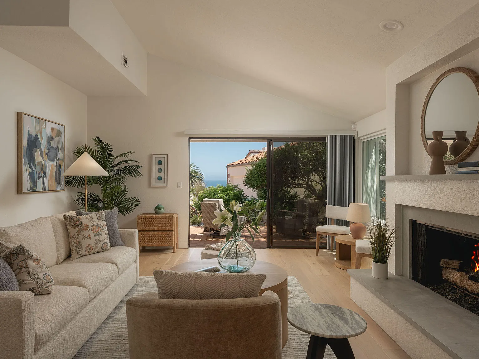3 bed, 2.5 bath, 2385 sqft — Photo 3
