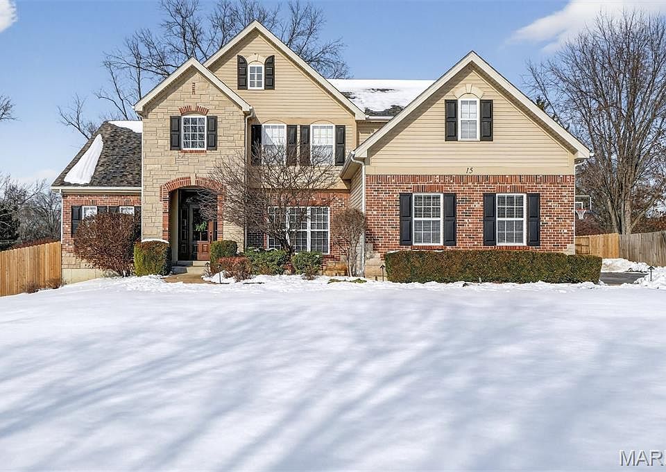 1st image of 15 Lawrence Dr