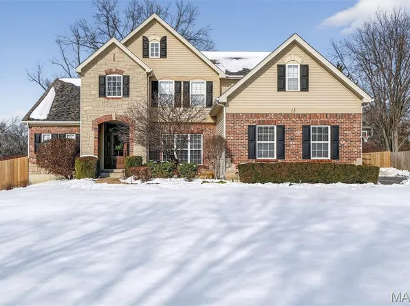 15 Lawrence Dr, Saint Louis, MO 63141