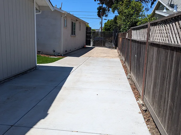 19118 Meekland Ave #B — Photo 34