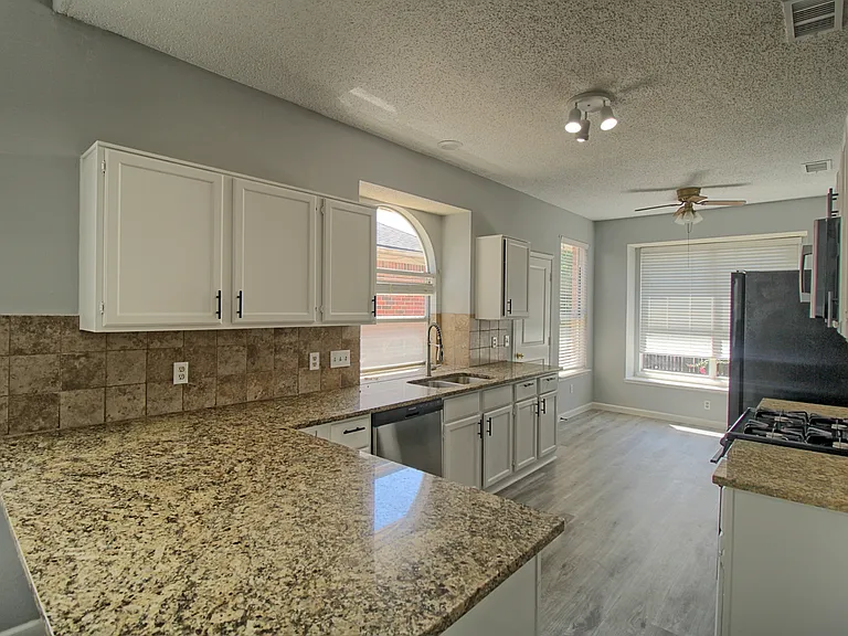6418 Wildhaven Dr — Photo 11
