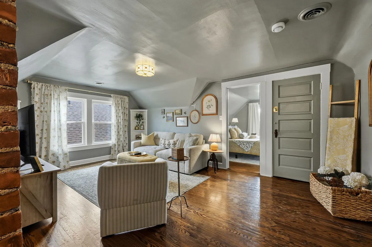 1 bed, 1.0 bath, 796 sqft, $1,896 — Photo 3