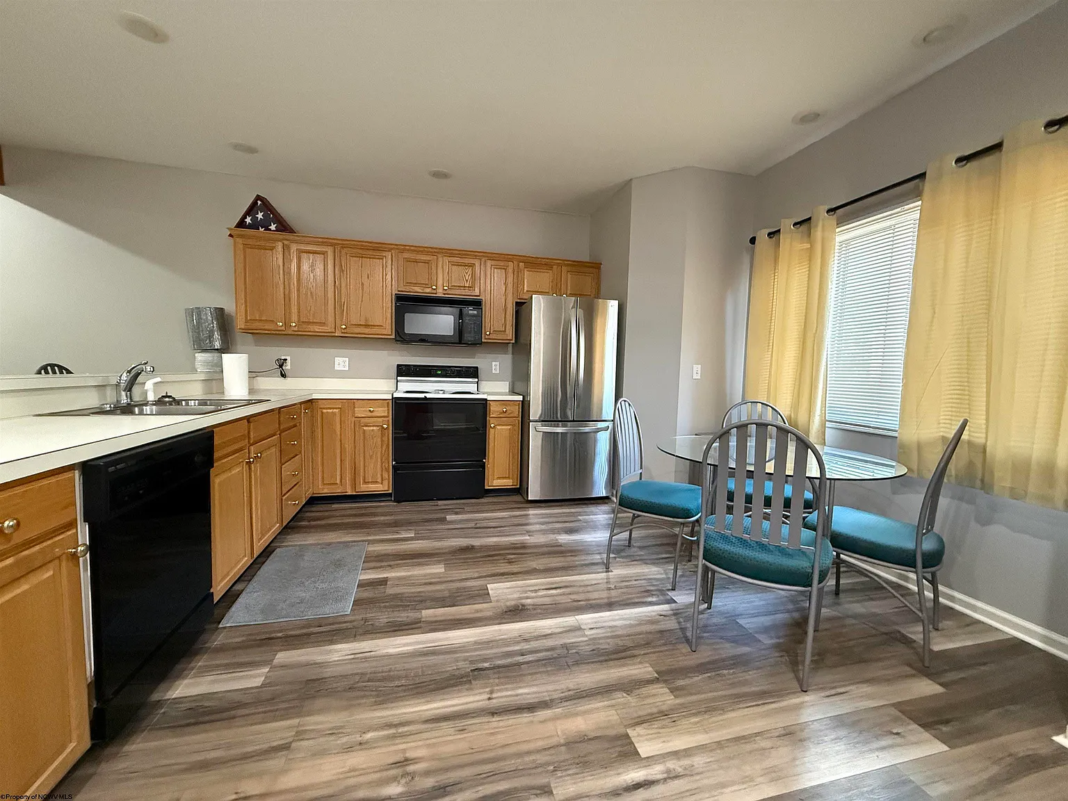 3 bed, 3.0 bath, $2,500 — Photo 2
