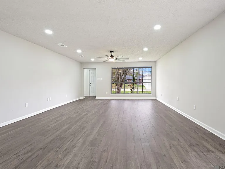 8724 Metairie Dr — Photo 2