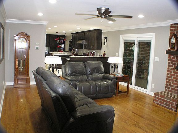 FR w/ Fire Place / Gas Logs