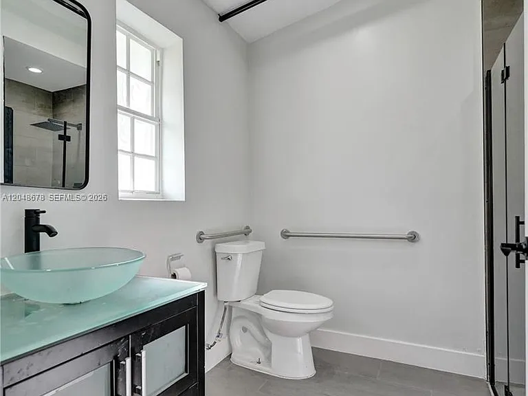 1085 NE 126th St #4 — Photo 5