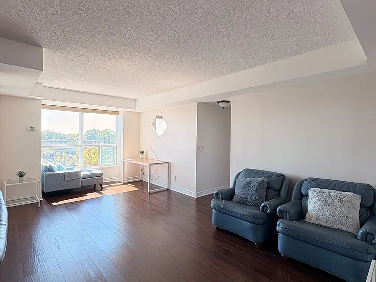 60 Fairfax Cres #425 — Photo 7