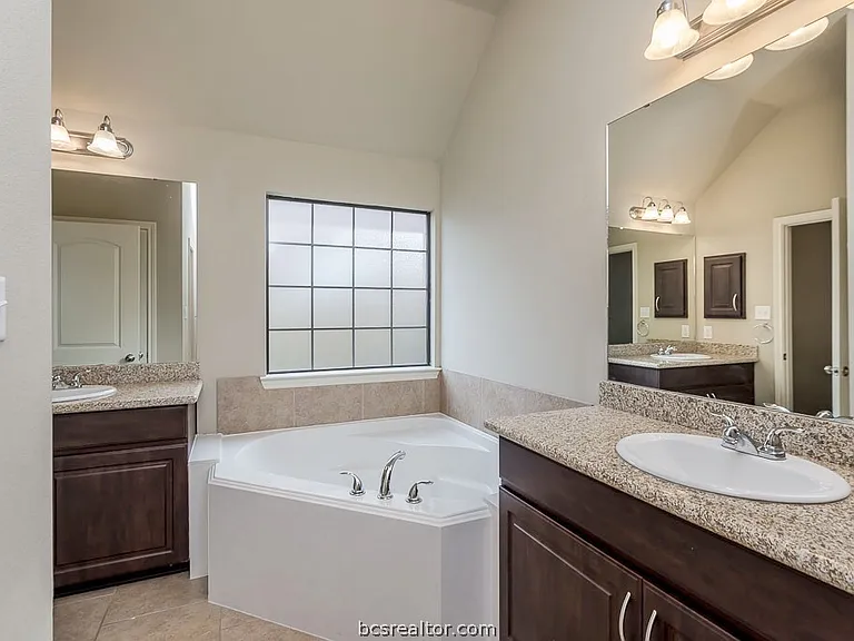 2020 Turning Leaf Dr — Photo 8