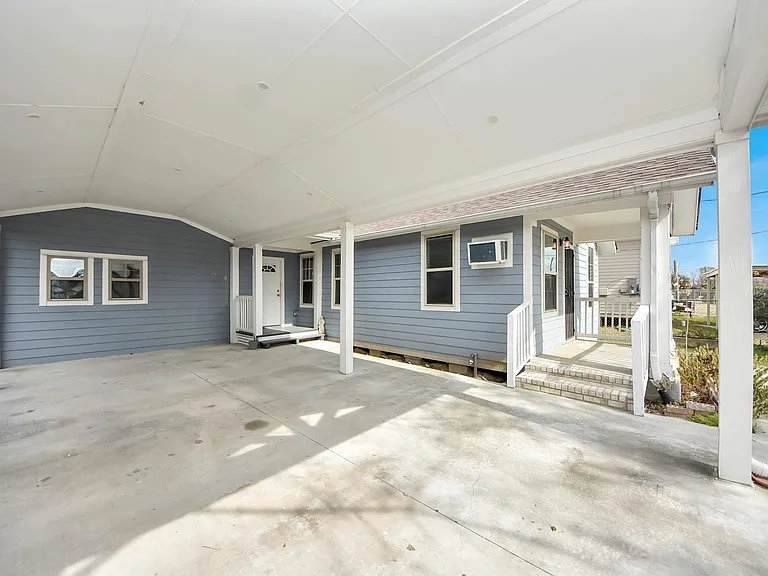 215 E Saint Charles Dr — Photo 3