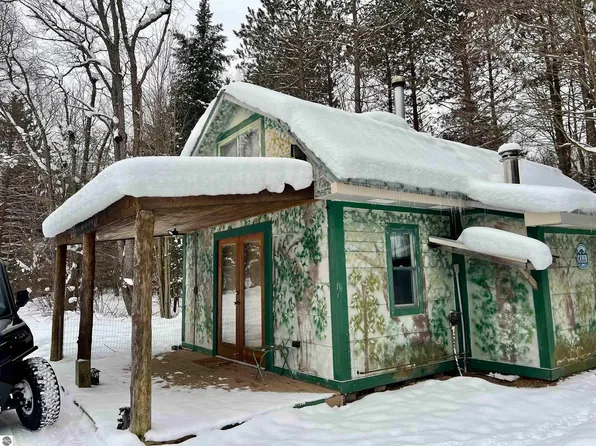 3900 Morrone Dr NE, Kalkaska, MI 49646