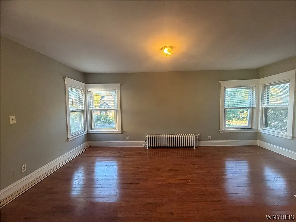 3 bed, 1.0 bath, 3509 sqft, $2,000 — Photo 4