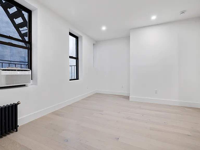 300 W 21st St #37 — Photo 4
