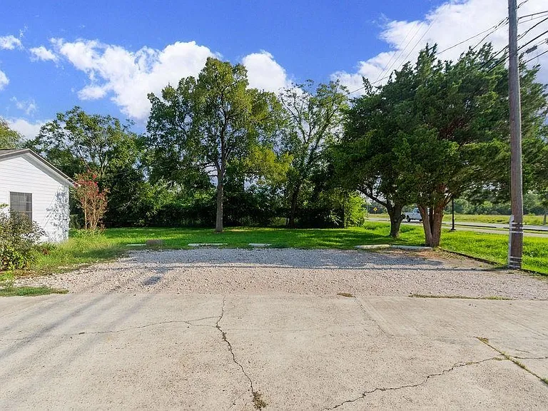 2523 S Broadway St — Photo 4