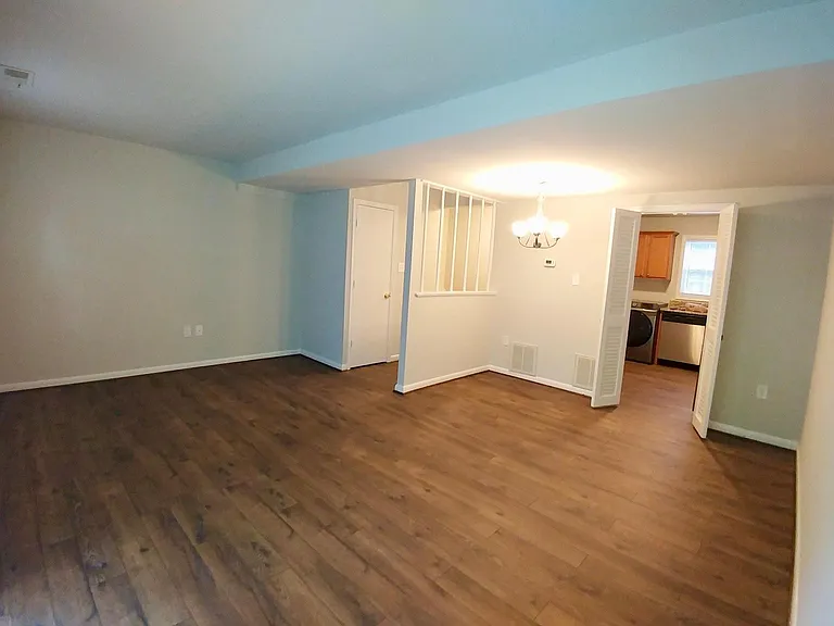 402 Greenbrier Ct #402 — Photo 7