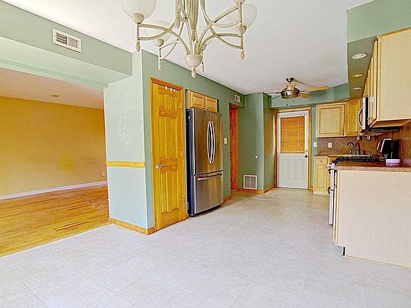 3rd image of 81 Lombard Ct