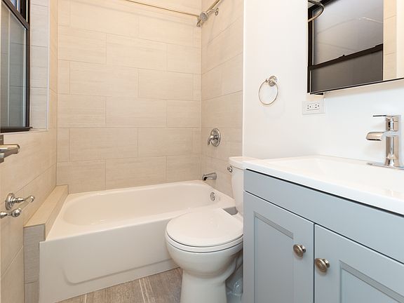 4th image of 3637 1/2 N Paulina St #3