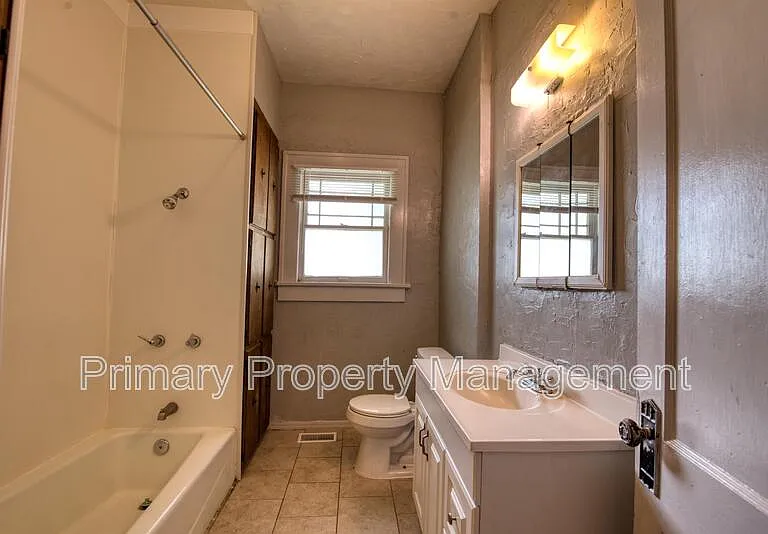 1201 NW 40th St — Photo 17