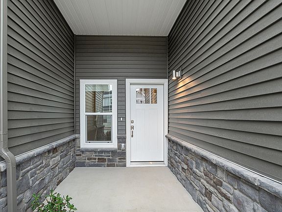 SummitTownhomes_2Bedrooms_ExteriorFrontDoor