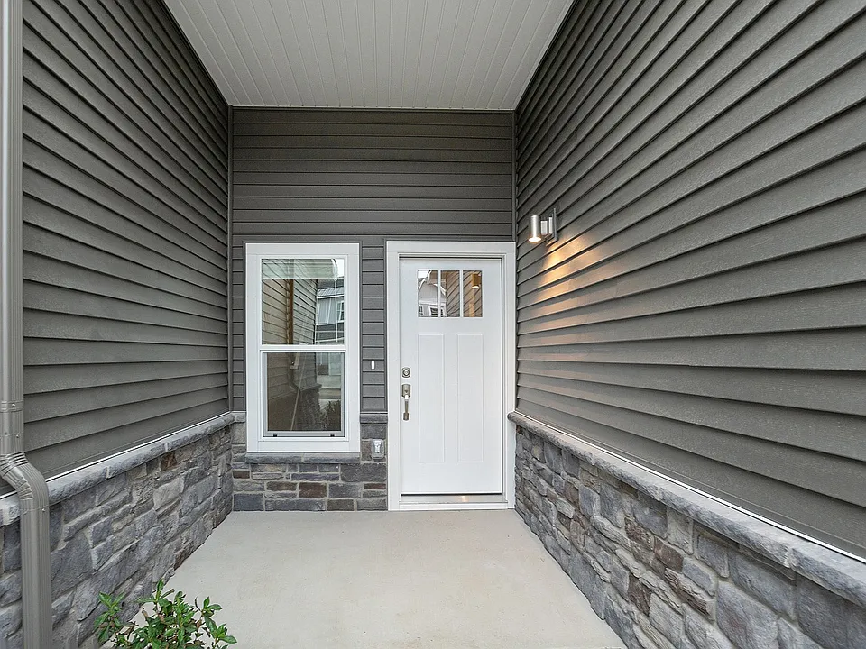 SummitTownhomes_2Bedrooms_ExteriorFrontDoor
