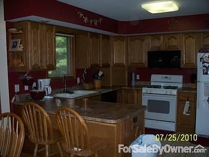 Kitchen w/breakfast bar