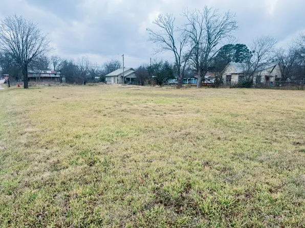 305 E Walcott Ave, Comanche, TX 76442