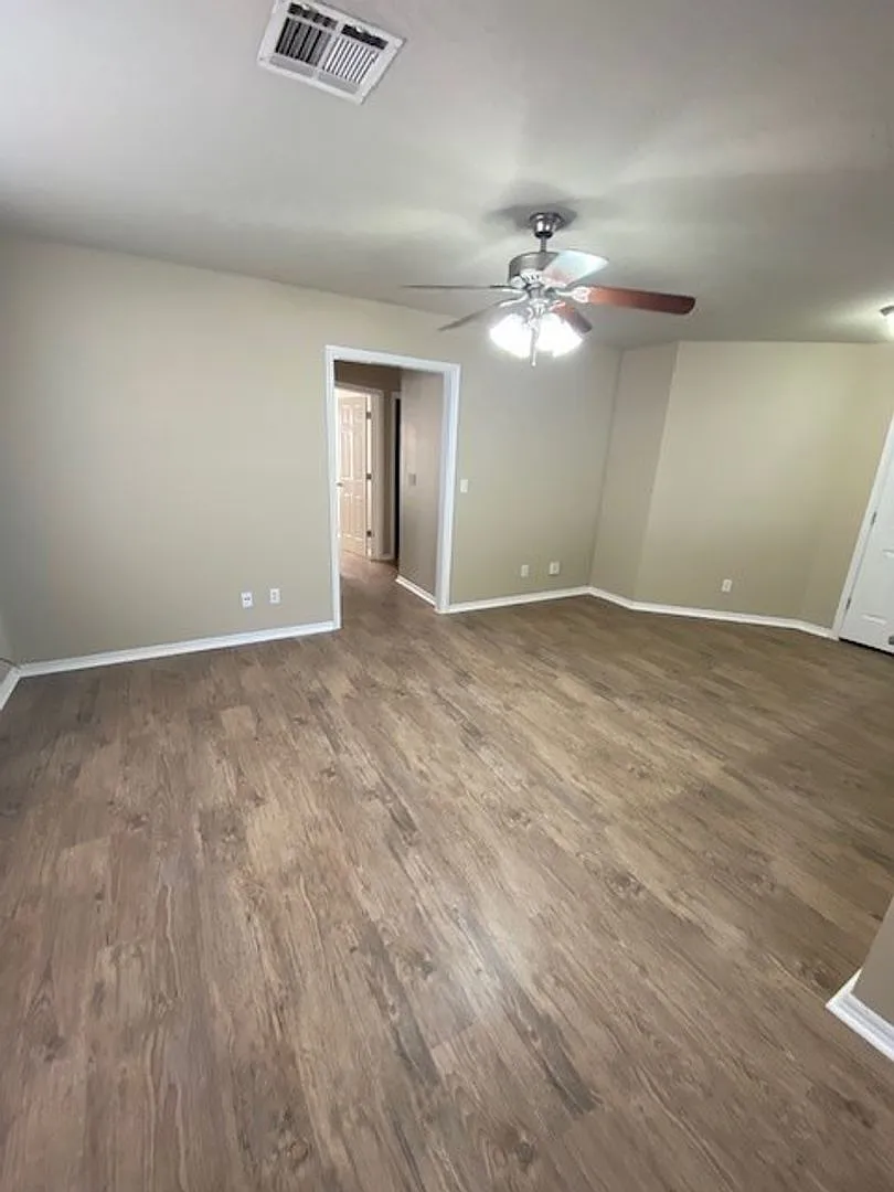 2 bedrooms - 2 baths + Garage!! Self Showing Available! — Photo 3