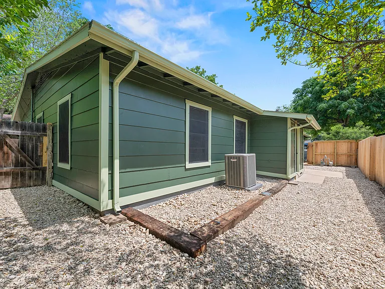 Wonderful , no maintenance /watering private fenced yard ~