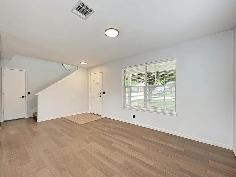 125 Holland St — Photo 6