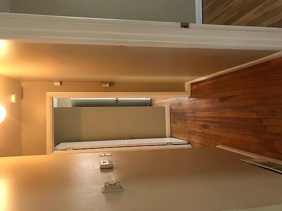 3rd image of 207 Meadowcrest Dr