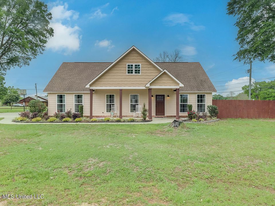 1st image of 107 Cottage Oaks Dr