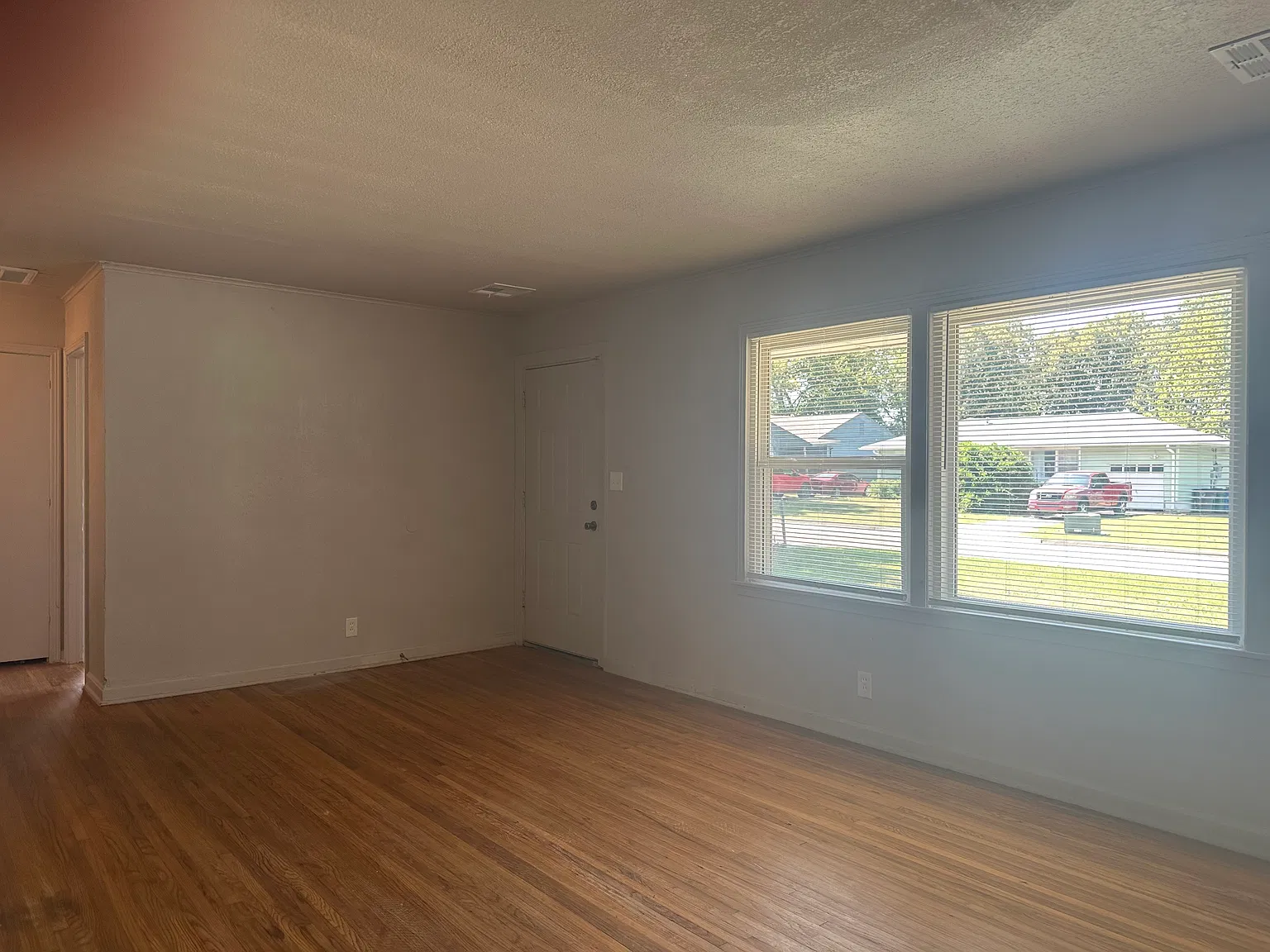 3 bed, 915 sqft, $1,100 — Photo 3