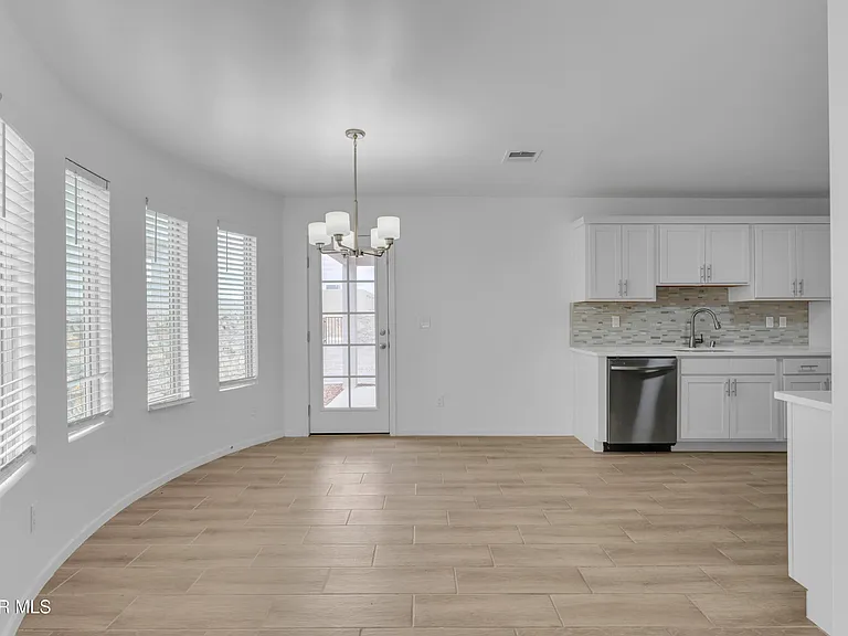 13095 Emerald Hills Ave — Photo 5