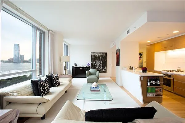 Sold by R New York | media 7