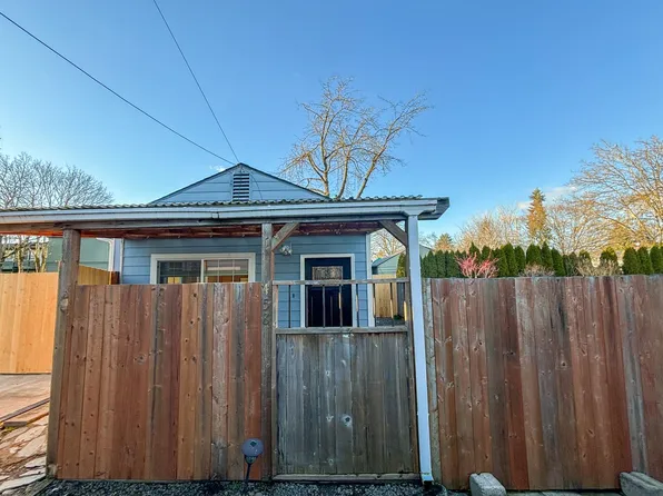 458 W Berkeley St, Gladstone, OR 97027