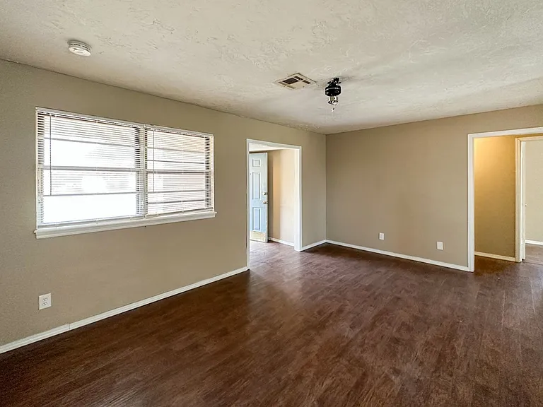 972 NW 5th St — Photo 8