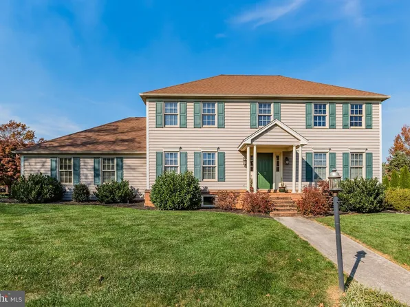 7 Red Oak Dr, Boiling Springs, PA 17007