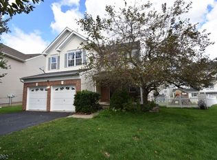 818 Mary Cir, Stewartsville, NJ 08886
