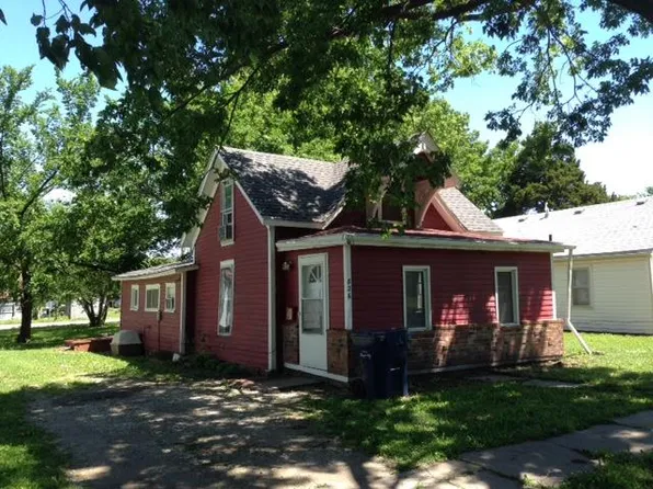 826 Ellinwood St, Osage City, KS 66523