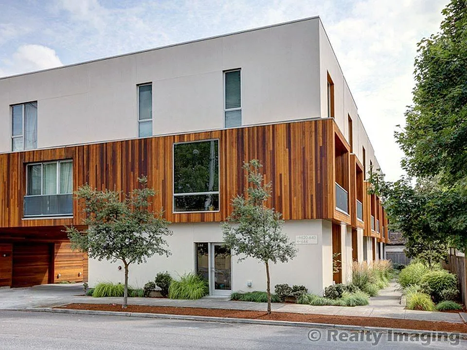 Building Photo - 628 NE Knott St
