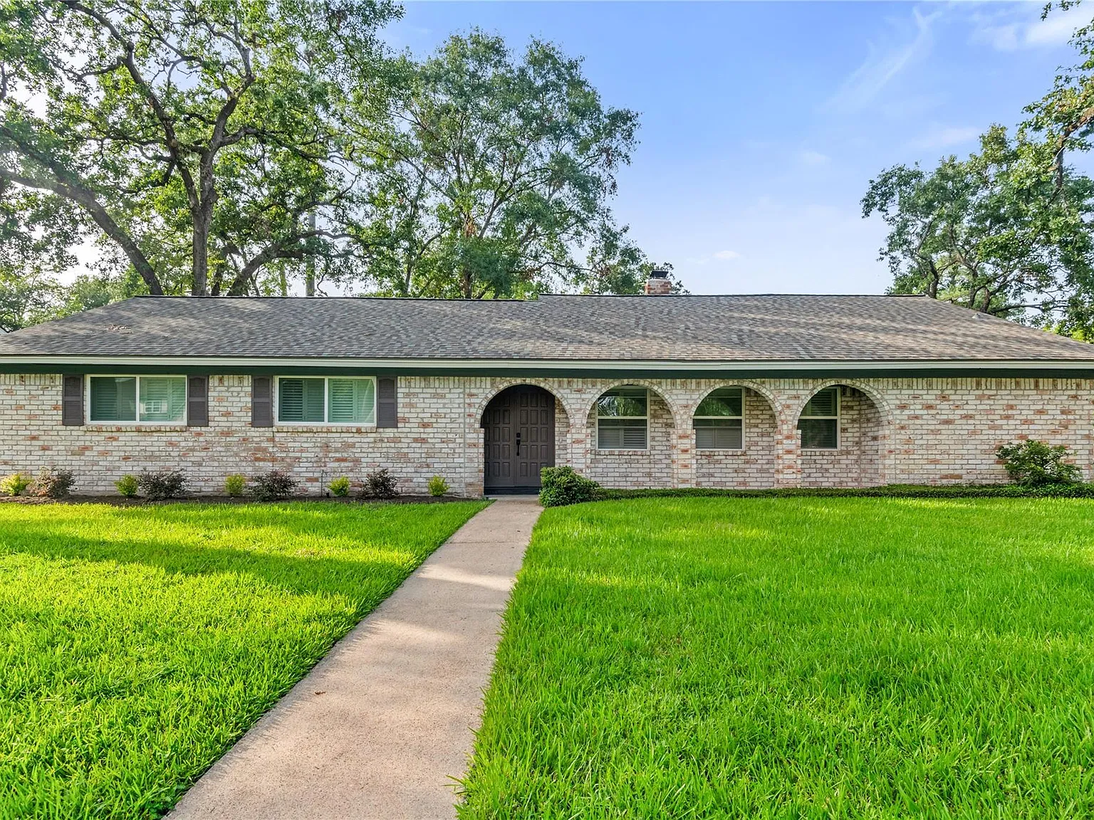 3 bed, 2.0 bath, 2197 sqft, $2,300 — Photo 1