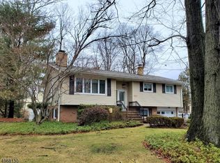 6 Iroquois Trl, Oak Ridge, NJ 07438