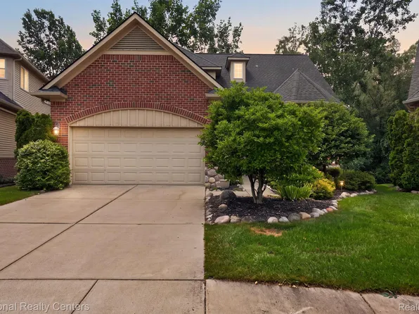 5590 River Park Ct, Waterford, MI 48327