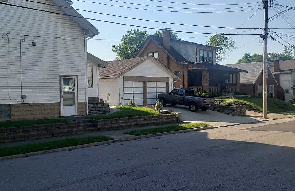 2nd image of 120 E 40th St